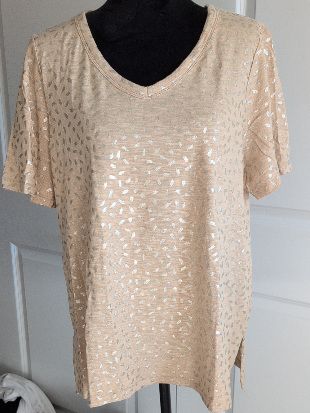Chico's New Tan Short-Sleeve V-Neck Top with Gold Leaf Accents